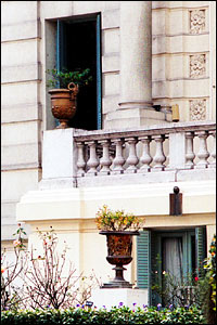 Buenos Aires Architecture, decorative urns in the window