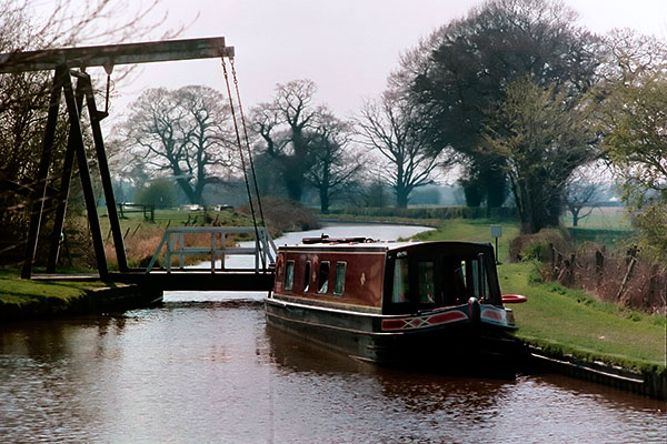 Narrowboat. Bridge 42 at a winding hole near Fenn's Wood