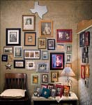 Picture-Wall-with-Lamp-Chai