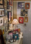 Picture-Wall-with-Lamp