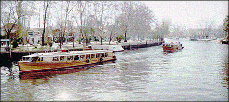 More boats on a delta waterway in Tigre.