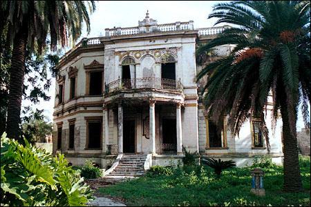 A decaying building in Tigre.