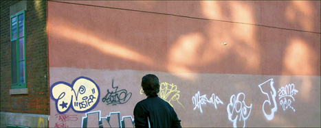 King's photo of Willie admiring some graffiti